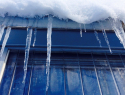 Жителям Воронежской области напомнили об опасности заснеженных крыш