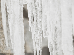 Жителям Воронежской области напомнили, как действовать при сходе снега и льда с крыш