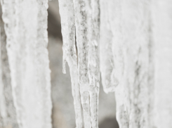 Как получить компенсацию за травмы от падения снега с крыши