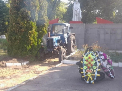 В таловском поселке Козловский начался ремонт мемориала погибшим воинам-землякам