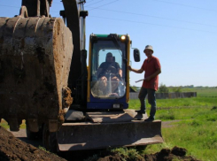 В селе Хлебородное Аннинского района проходит строительство водопровода