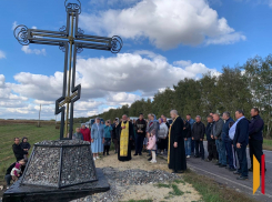 На въезде в панинское село Казиновка установили поклонный крест