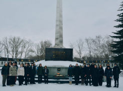 Аннинские школьники почтили память воинов-участников Сталинградской битвы