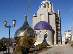 В Боброве установили купол, на строящейся церкви во имя Святой Живоначальной Троицы