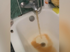 Жители Панинского района жалуются на ржавую воду