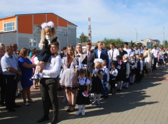 В Панинской школе прошла праздничная линейка