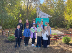 В панинском поселке Октябрьский озеленили Аллею Памяти