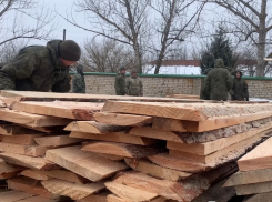 Волонтёры из Таловского села отправили на передовую машины с брусом и досками