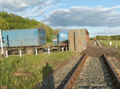 В Панинском районе грузовик столкнулся с тепловозом