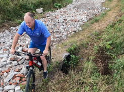 В Аннинском районе чиновники объяснили дорогу из битого кирпича