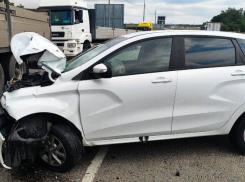 В Бобровском районе КамАЗ протаранил легковушку