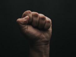 В Бобровском районе местный житель ударил полицейского