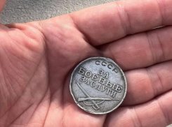 В воронежской школе во время ремонта нашли медаль фронтовика из Панинского района