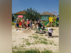 В бобровском посёлке активисты начали благоустраивать спортивную площадку