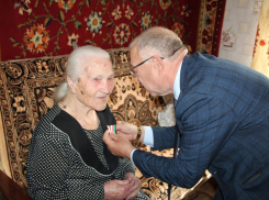 Жительнице Таловского района вручили медаль в честь 80-летия легендарного Прохоровского сражения