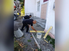 В бобровском селе Тройня благоустраивают местный ДК