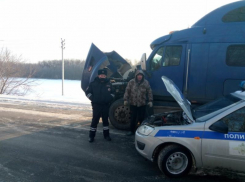 Полиция вызволила дальнобойщика из тяжелого положения в Бобровском районе