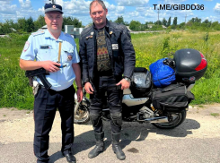 В Воронежской области инспекторы ДПС помогли байкеру-путешественнику 