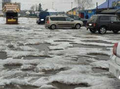 Чем Анна встречает проезжающих автомобилистов