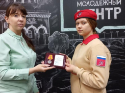 Панинскую школьницу наградили знаком «Юнармейская доблесть» III степени