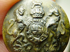 В Таловском районе поисковики нашли британскую мундирную пуговицу