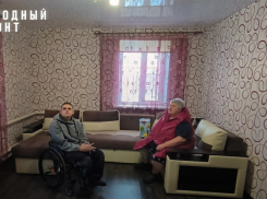Анонимный спонсор подарил квартиру спускавшемуся ползком по лестнице инвалиду в Таловой