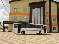 После доклада о проблемах сферы культуры в сельской местности Таловскому КДЦ приобрели автобус
