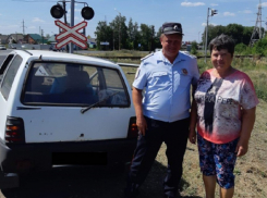 В Аннинском районе сотрудники Госавтоинспекции помогли автомобилистке на железнодорожном переезде