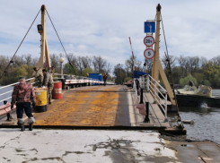 В Богучарском районе продолжается скандал с наплавным мостом
