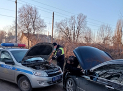 В Эртиле сотрудники ДПС помогли автомобилисту из Абхазии