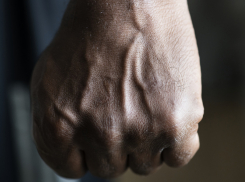 В Бобровском районе воронежца осудили за драку с прохожим