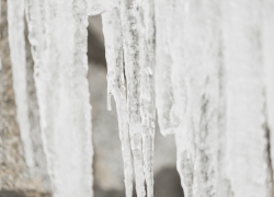 Жителям Воронежской области напомнили, как действовать при сходе снега и льда с крыш