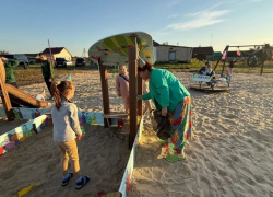 В бобровском селе Юдановка общественники оборудовали детскую площадку