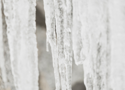 Как получить компенсацию за травмы от падения снега с крыши