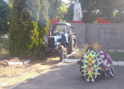 В таловском поселке Козловский начался ремонт мемориала погибшим воинам-землякам