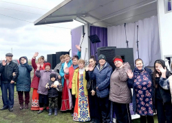 В панинском селе Марьевка устроили концерт для женщины с ОВЗ