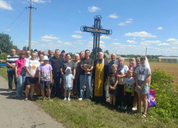 В панинском селе установили поклонный крест