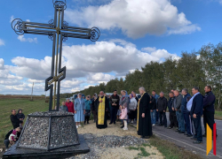 На въезде в панинское село Казиновка установили поклонный крест