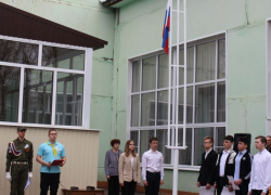 В Таловских школах прошло торжественное поднятие флага