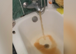 Жители Панинского района жалуются на ржавую воду