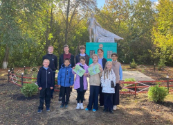 В панинском поселке Октябрьский озеленили Аллею Памяти