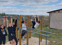 В Боброве активисты установили спорткомплекс для занятий воркаутом