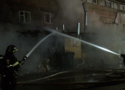 Пожар уничтожил склад площадью 750 кв м в Бобровском районе