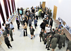 В Анне открылась выставка «Солдаты наши меньшие»
