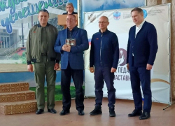В Луганске памятным знаком ЛНР наградили врача из Панинского района