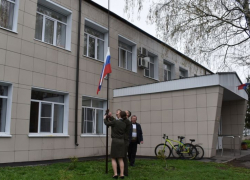 В школе №3 в Анне учебную неделю начали новой с патриотической традиции 