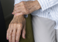 Пенсионерка из Аннинского района потребовала алименты от брошенных дочерей