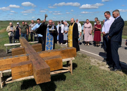 В панинском селе Верхняя Катуховка установили поклонный крест