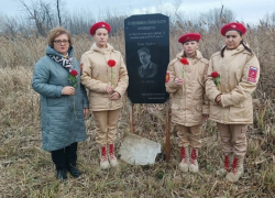 В Бобровском районе школьники почтили память летчика ВОВ Хасана Ханипова