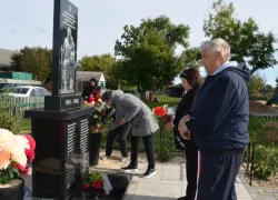 В таловском поселке Видный открыли обновленный мемориал воинам-землякам